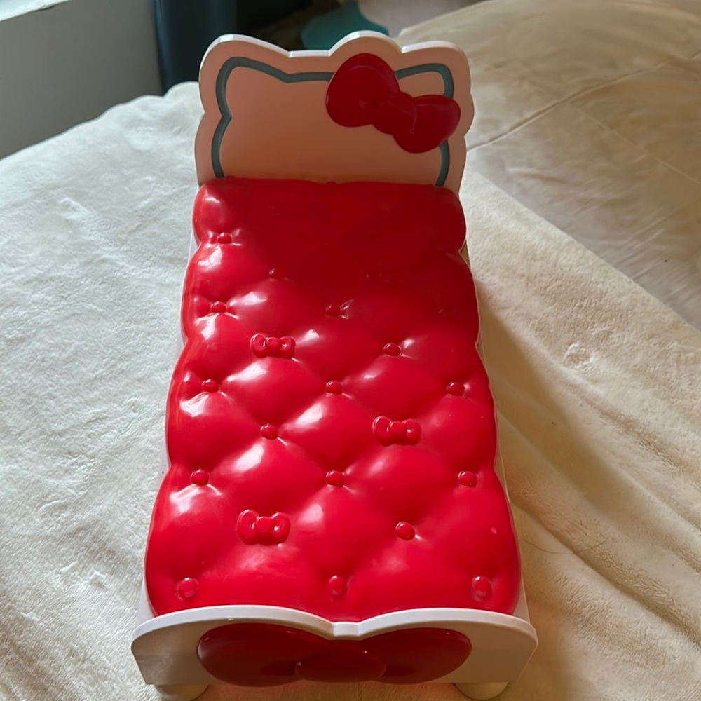 Hello Kitty Sanrio Hard plastic kitty bed with bows great condition so cute nice